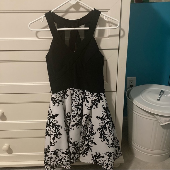 Size 5 black and white patterned dress with belt (great for grade 8 graduations) - Picture 2 of 10